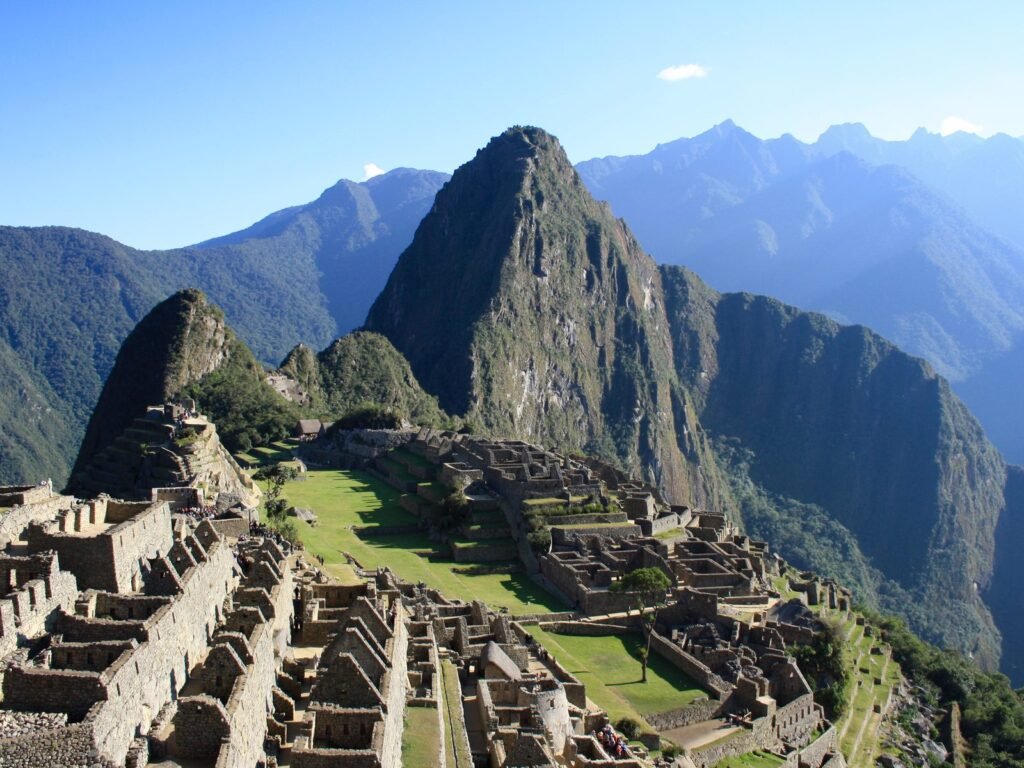 Machu Picchu con neblina al amanecer