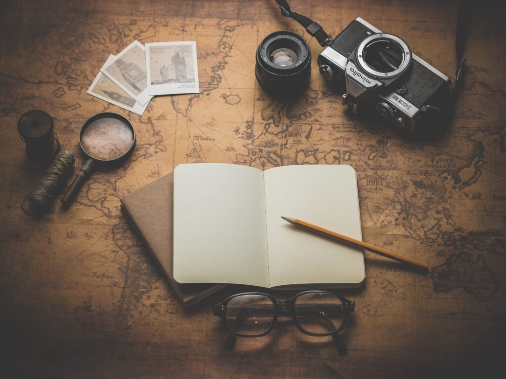Pasaporte, mapa, cámara y celular sobre una tela de lino