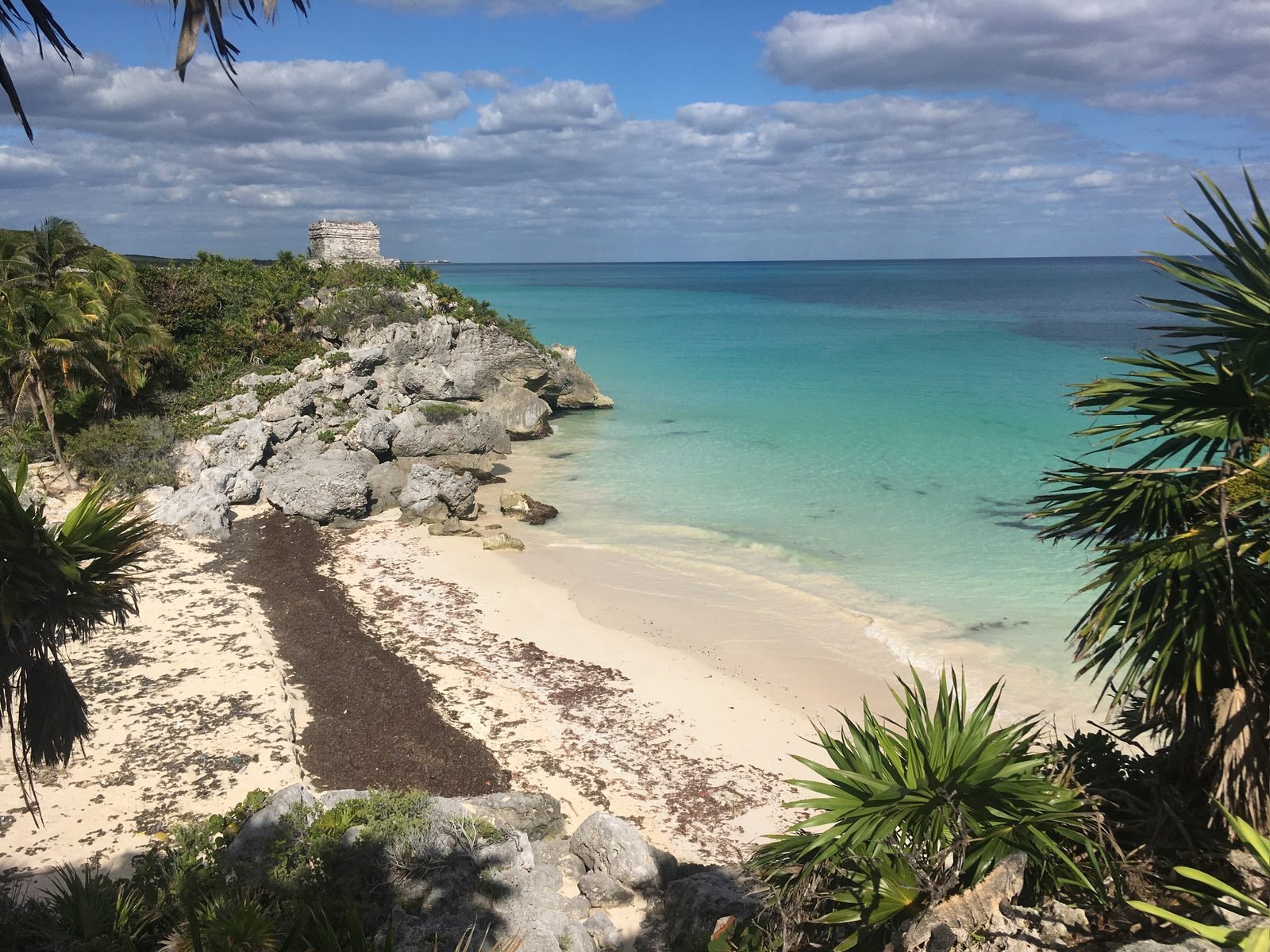 Playa de Tulum con la zona arqueológica sobre el acantilado